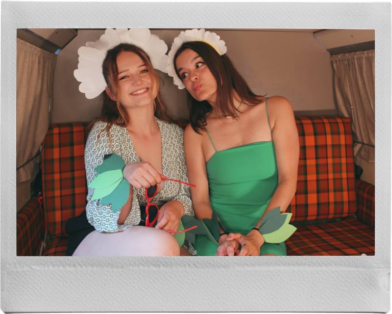 zwei schöne junge Frauen verkleidet im Photobus