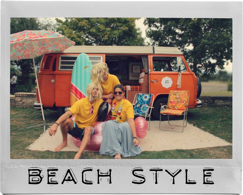 Oldtimer Fotobus Beach-Style Kulisse mit Surfer-Dudes zur Miete