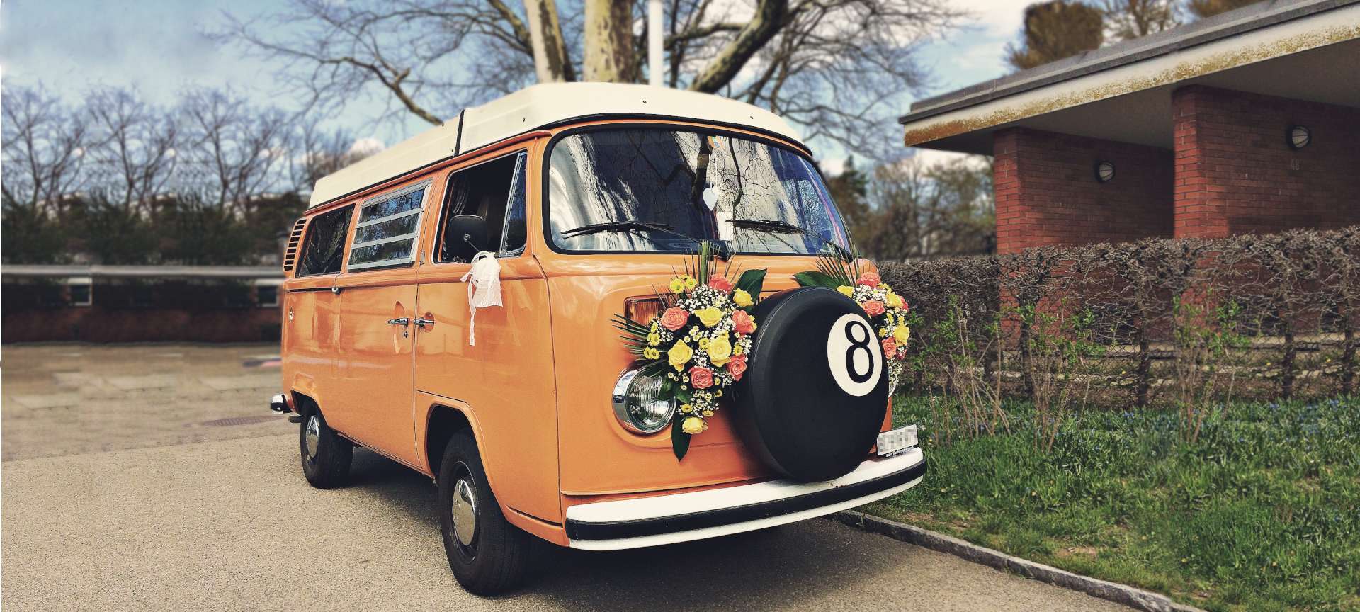 Blumenschmuck auf gemietetem Oldtimer VW-Bus Hochzeitsauto