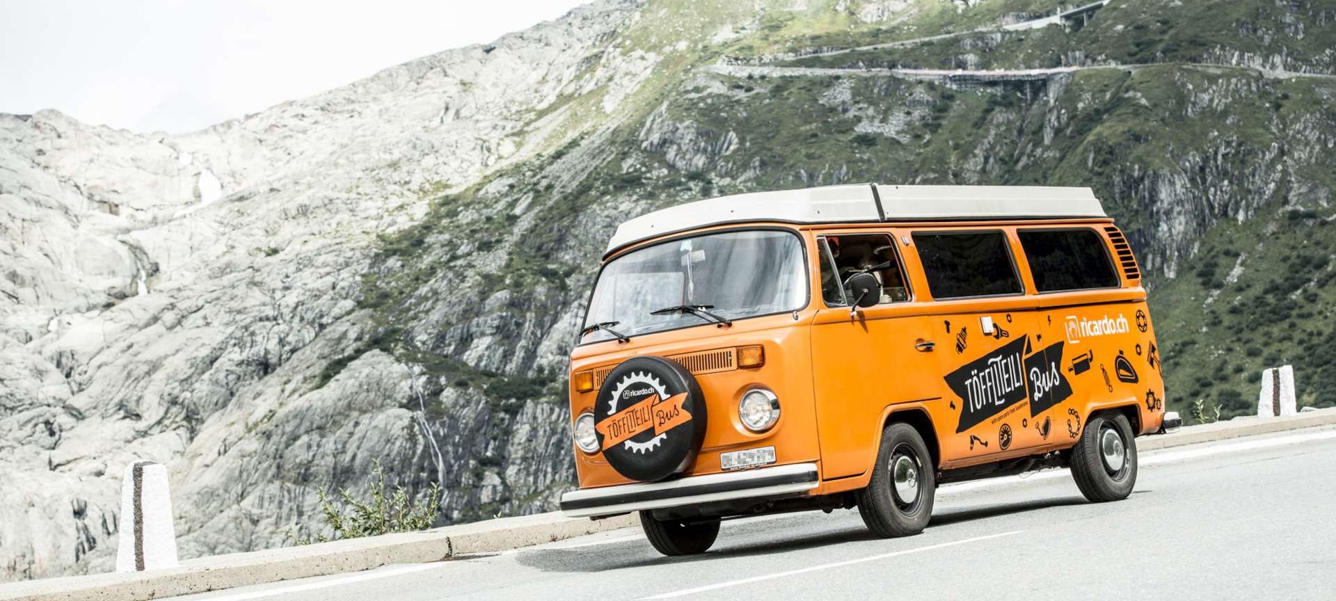 VW T2 sur un col lors d'un événement de course alpine en Suisse