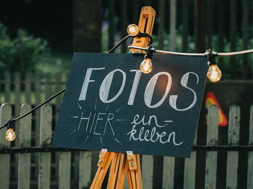 Staffelei mit Schiefertafel-Schild Fotos hier einkleben