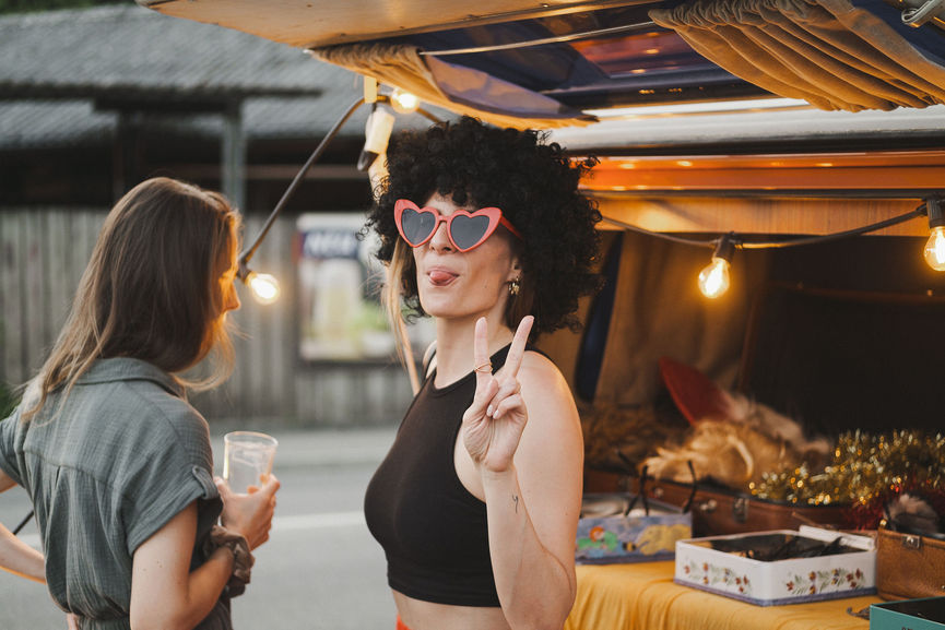 belle femme avec perruque près d'un photobus