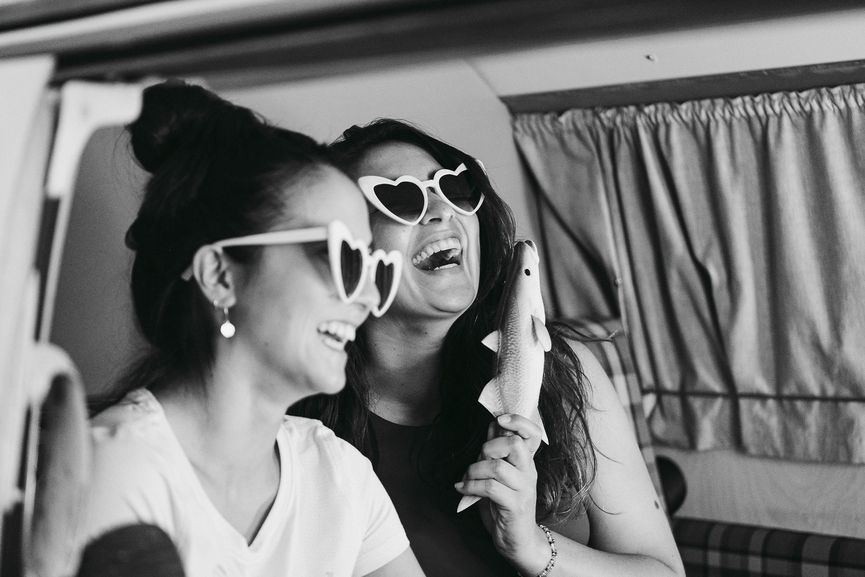lachende Frauen mit Herzbrillen in Fotobox