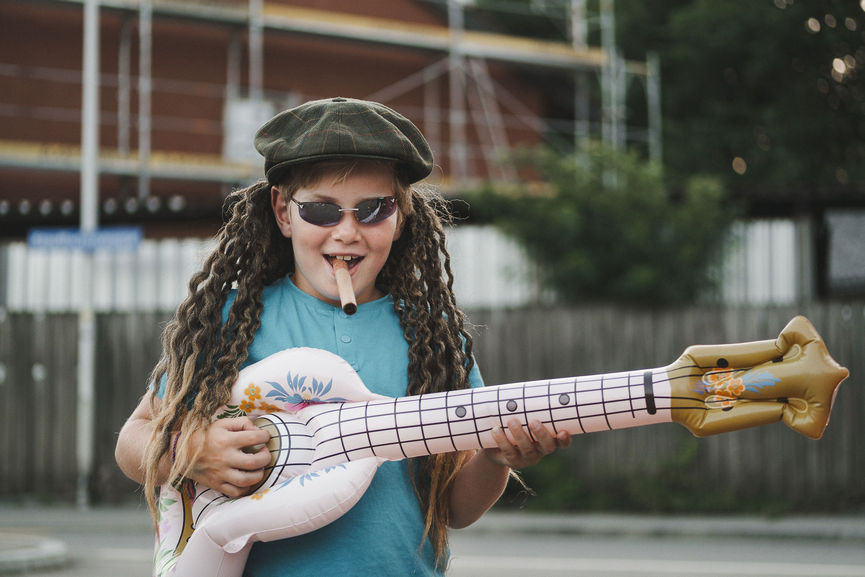 Junge mit Rastas spielt Air-Guitar