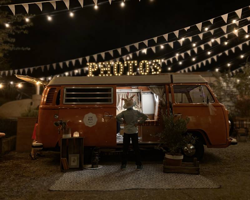 Enfant devant photobus lors d'un événement