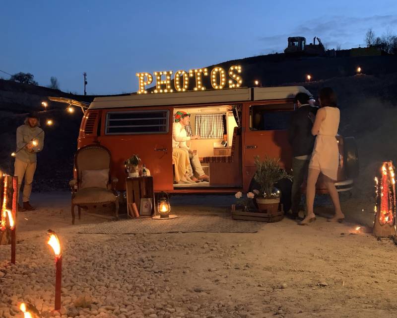 Visiteurs photobus au festival du désert avec feu & torches