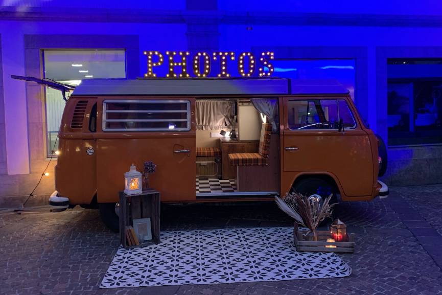 beleuchteter Photobus mit Dekoration an schweizer Weihnachtsmarkt