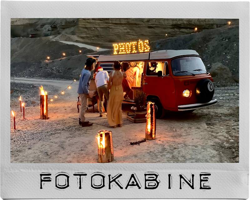 gemieteter Oldtimer-Photobus im Sand in der Nacht mit Fackeln beleuchtet (Sofortbild)