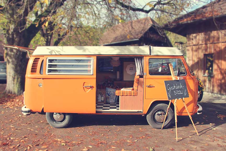 runder alter VW-Bus T2 im Herbst mit Geschenke