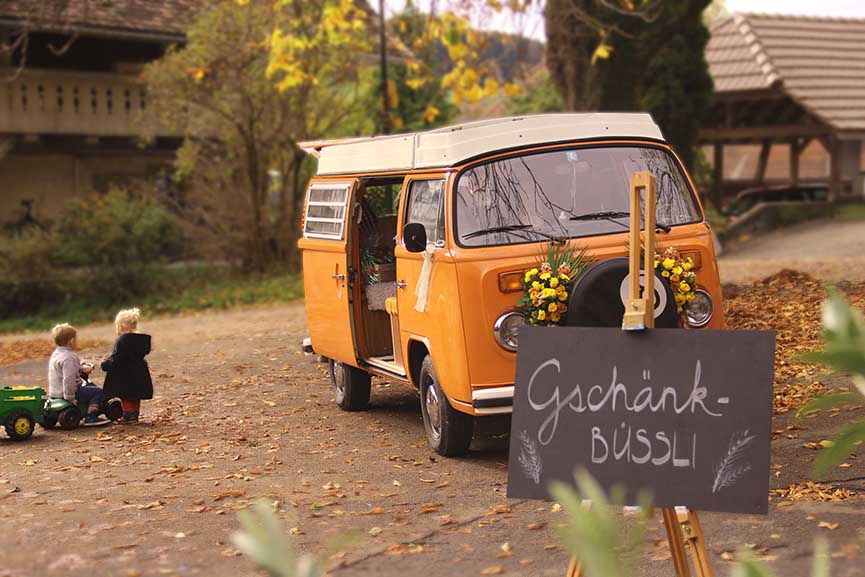 Table de cadeaux dans un vieux bus VW ambiance automnale