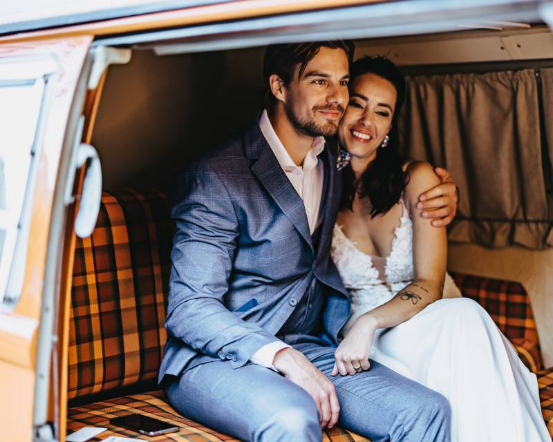 magnifique couple riant devant photobox dans bus des années 70