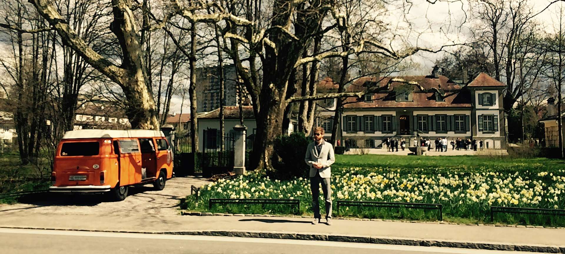 Chauffeur de location bus VW attend devant bureau d'état civil château de Bümpliz