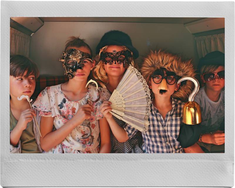 enfants s'amusent dans photobox (image instantanée)