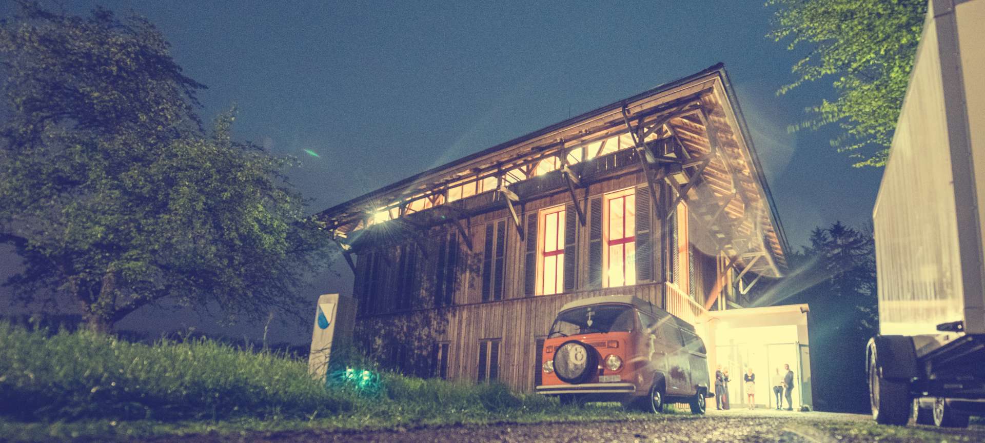 Voiture de mariage loué le soir devant grange illuminée