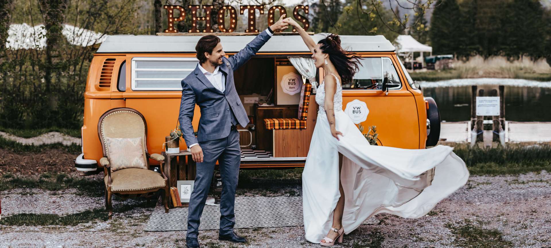 Heisses Paar tanzt vor Oldtimer-VW-Photobus