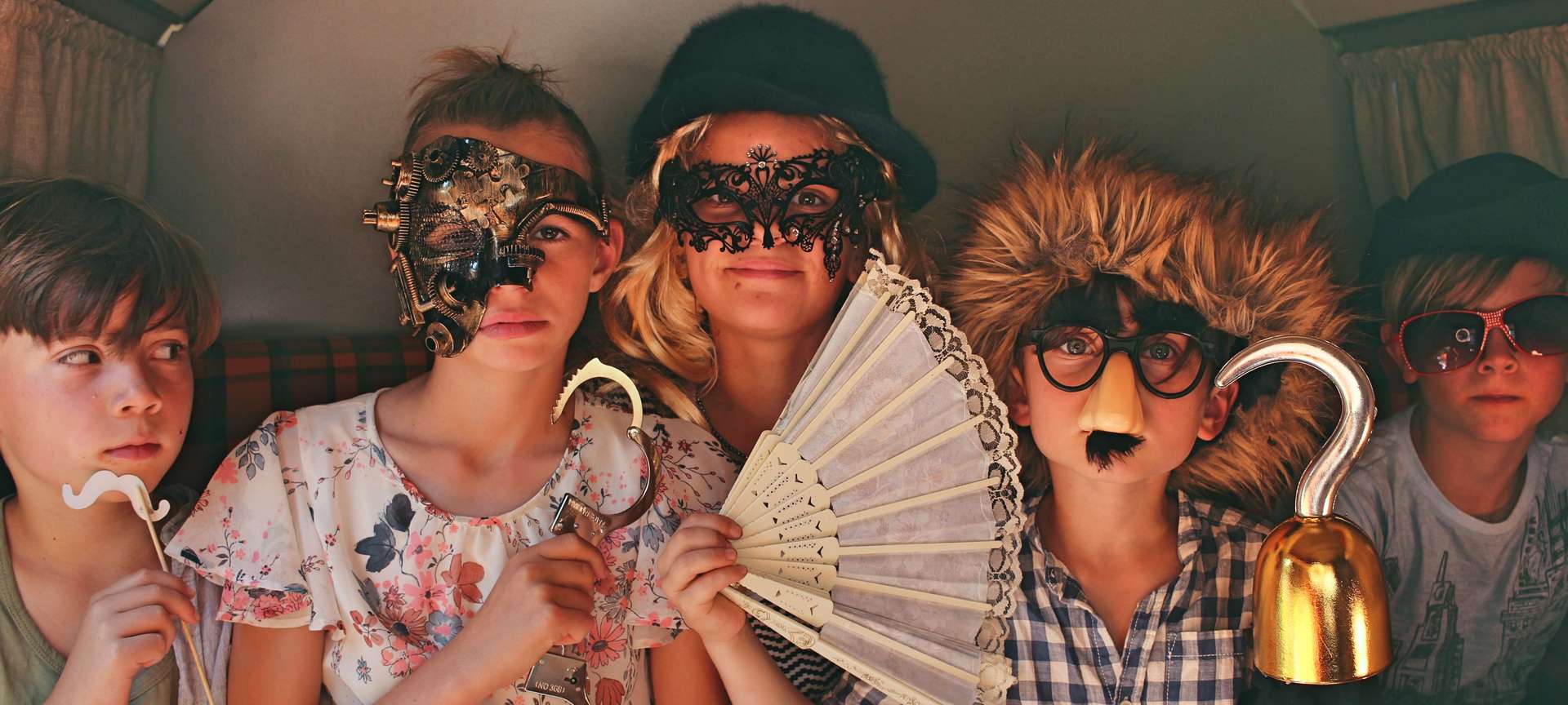 enfants déguisés / pirates avec masques victoriens dans photobox à louer