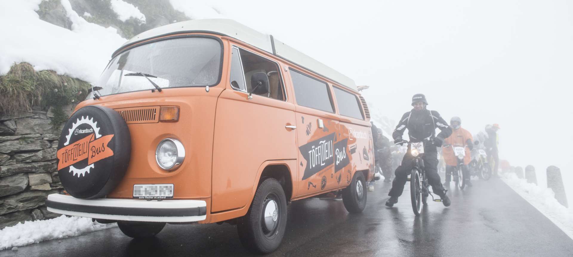 Schweizer Passfahrt im Oldtimer-VW-Bus im Winter