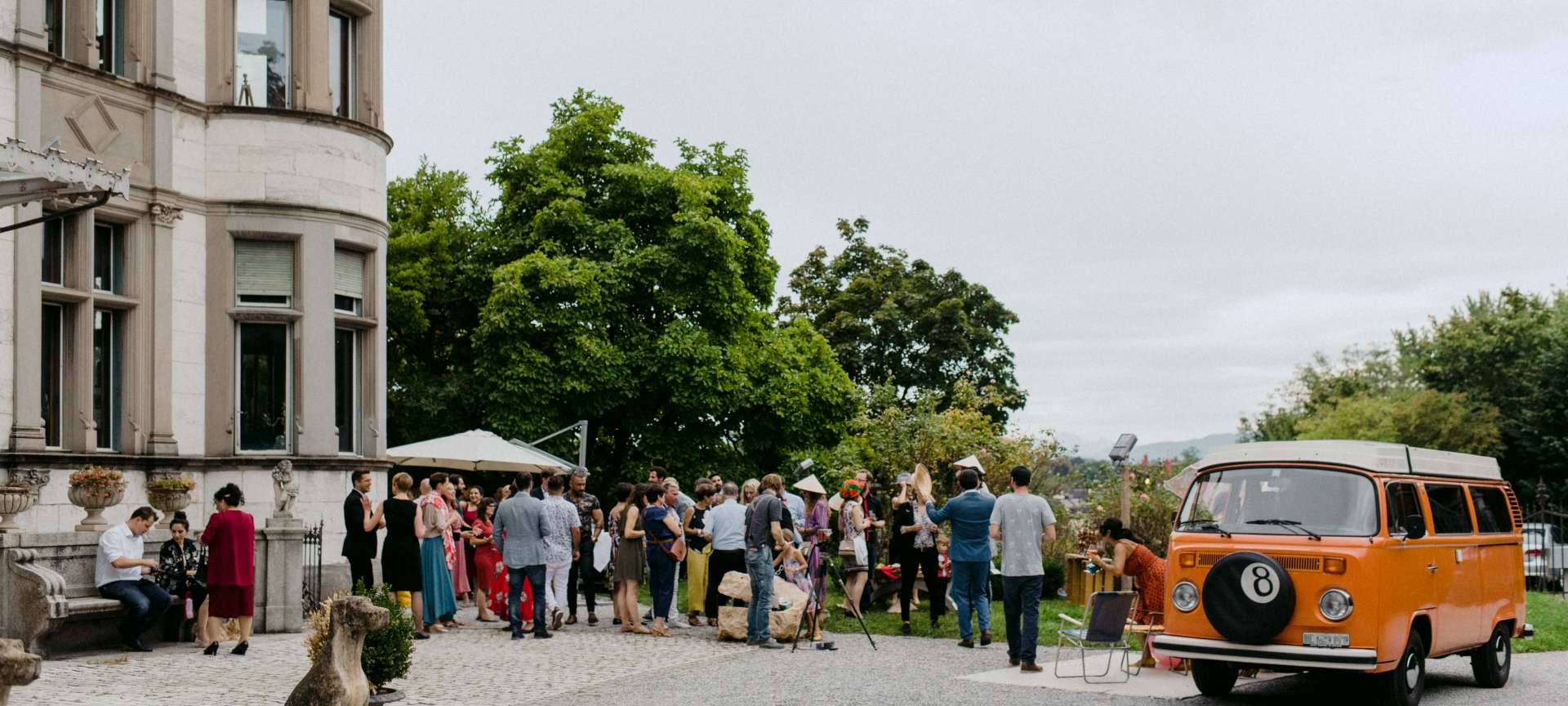 Mariage à côté d'un combi VW avec chauffeur à Zurich