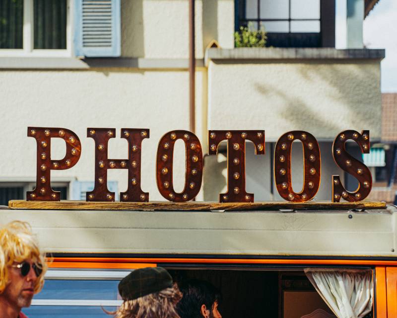 Photos Vintage Leuchtbuchstaben (Marquee Letters) auf VW-Bus