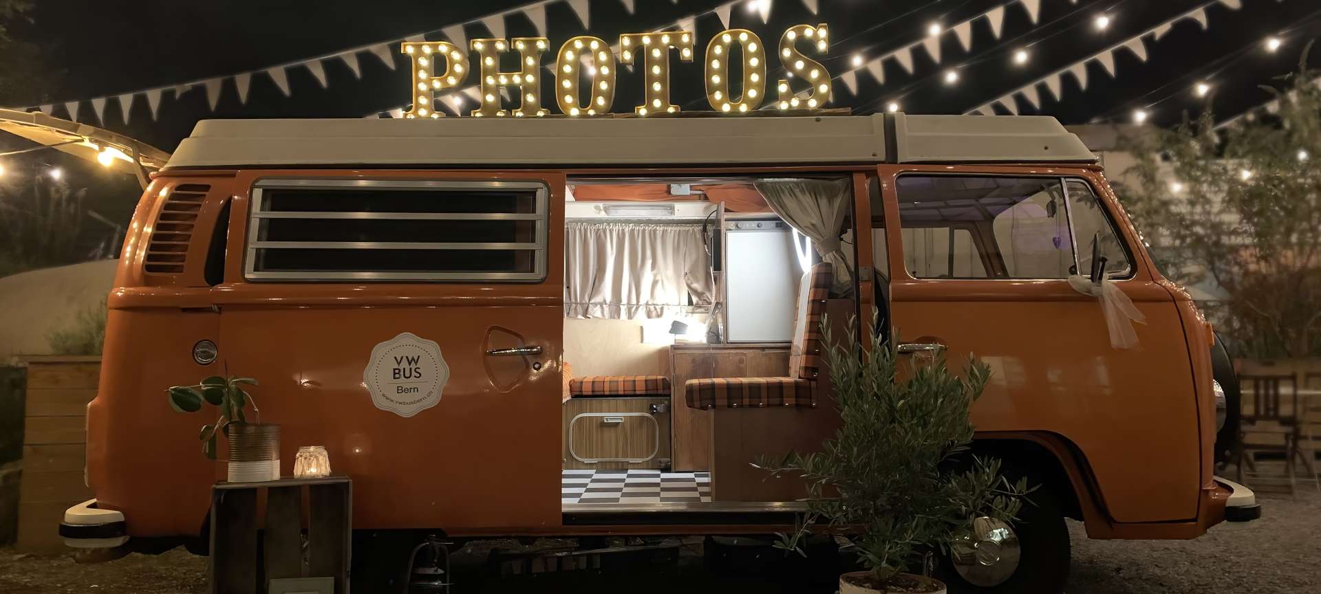 Photobus dans nuit avec drapeaux de cirque